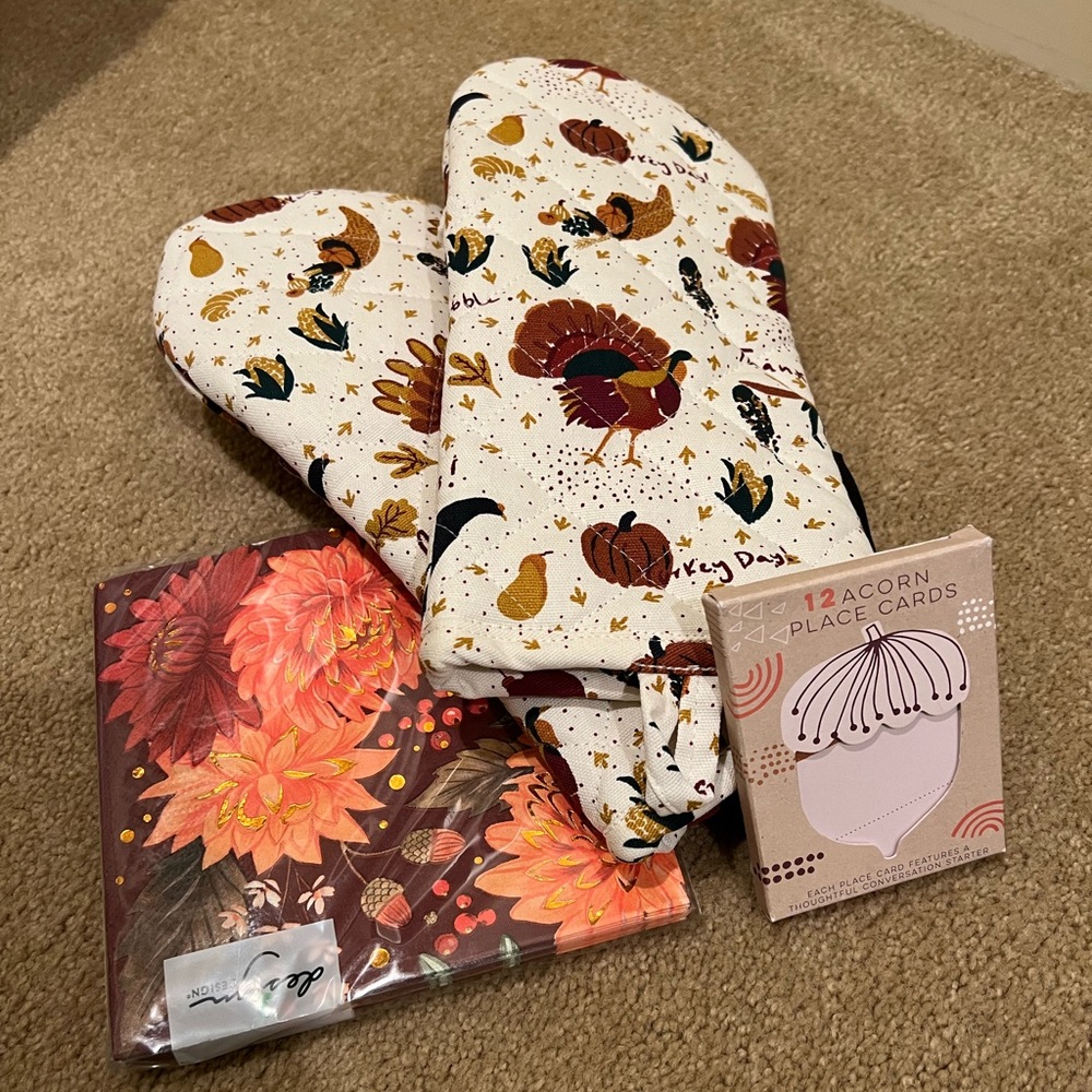 Oven mitts, napkins, acorn place holders! 🌹NEW
